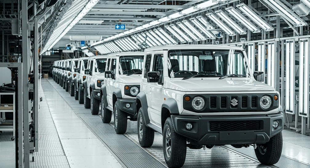 自動車工場の組立ラインに並ぶ、無数のスズキジムニー。需要の高さと長い納期をイメージさせる。